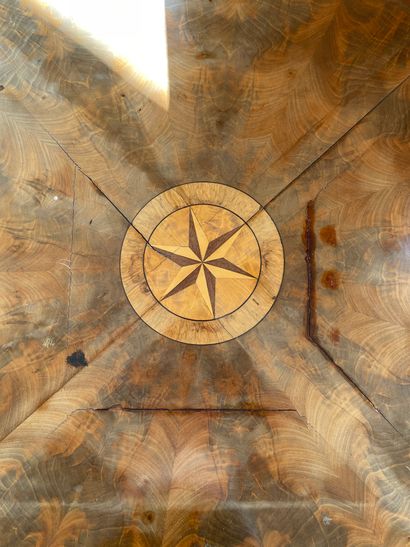 Table guéridon ronde à décor d'une marqueterie,...