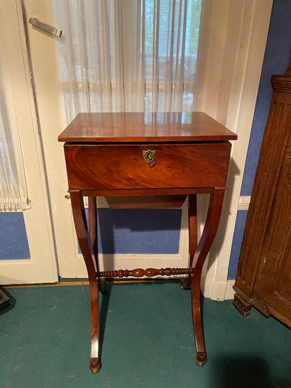*Une table travailleuse en placage d'acajou

Style...