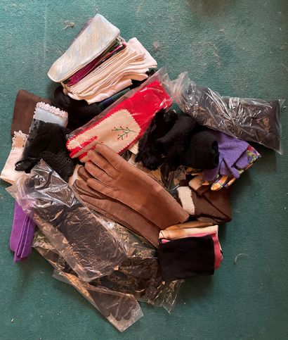 *Lot de gants, mouchoirs

(* Vendu sur autorité...