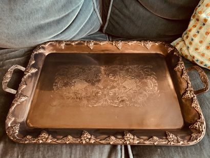 Plateau en métal argenté à décor de pampres...