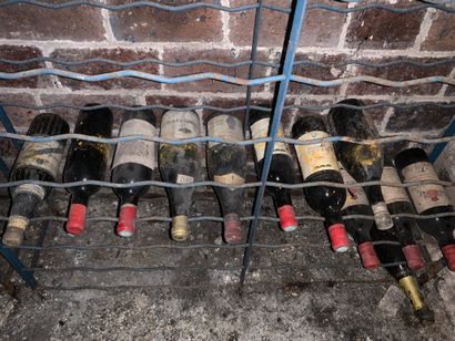 
Quinze bouteilles diverses dont une bouteille...