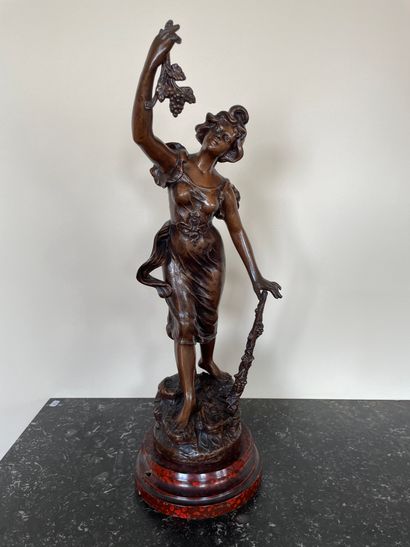 Statue en régule représentant une femme tenant...