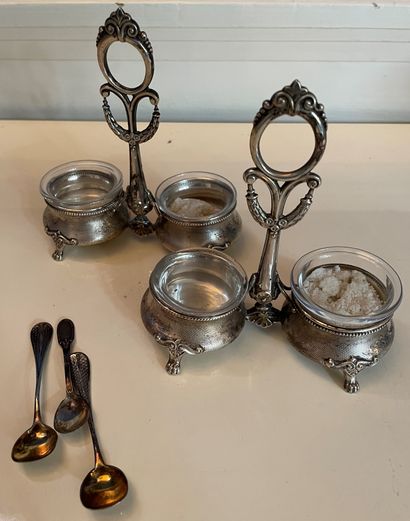 *Paire de salerons tripodes en argent à décor...