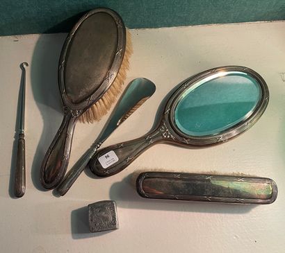 *Nécessaire de toilette en argent à décor...
