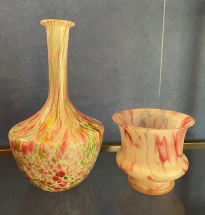*Vase et pot en verre polychrome

Hauteur...