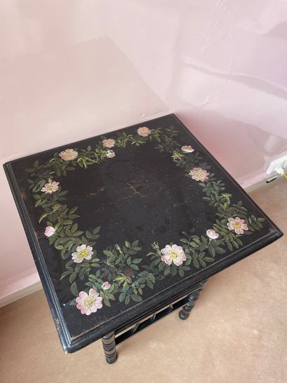 Table de nuit en bois noir à décor de fleurs...