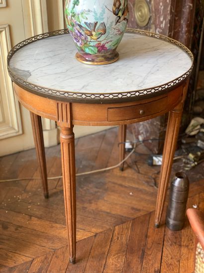 Table bouillotte avec galerie de cuivre et...