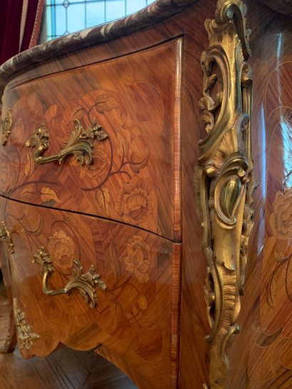 Commode de forme mouvementée en bois de placage...