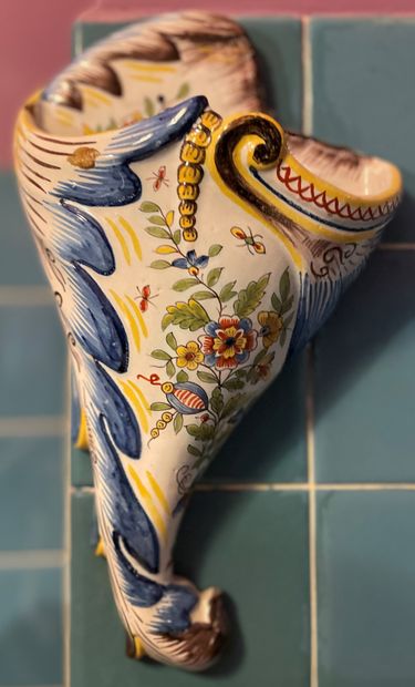 Applique en céramique polychrome (deux petits...