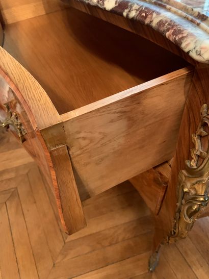 Commode de forme mouvementée en bois de placage...