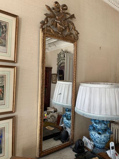 Miroir de trumeau en bois doré à décor de...