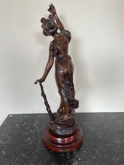 Statue en régule représentant une femme tenant...