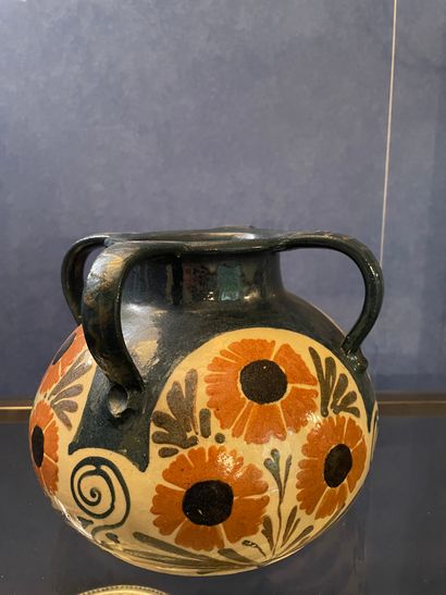 *Vase en terre cuite émaillée à décor de...