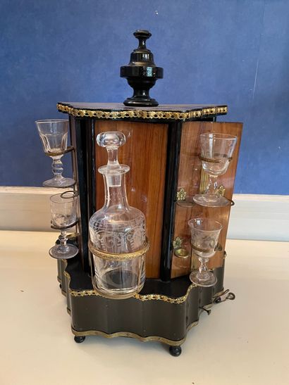 *Cave à liqueurs en acajou et bois noirci...