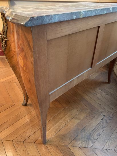 Commode de forme mouvementée en bois de placage...