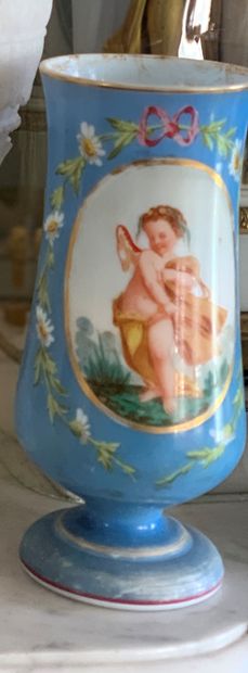 Paire de vases en verre opalin à fond bleu...