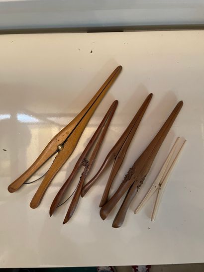 *Une collection d'écarte-gants en bois sculpté...