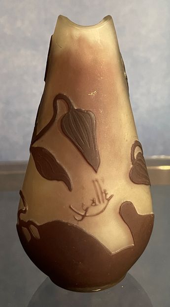 *Petit vase en verre multicouche prune sur...