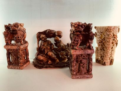 Lot d'objets en pierre dure dans le goût...