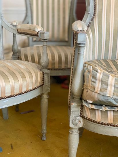 Quatre fauteuils et une bergère en bois laqué...