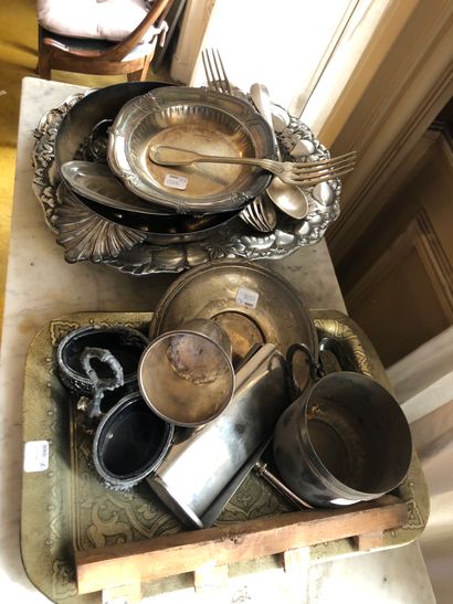 Lot de plats et divers objets en métal et...