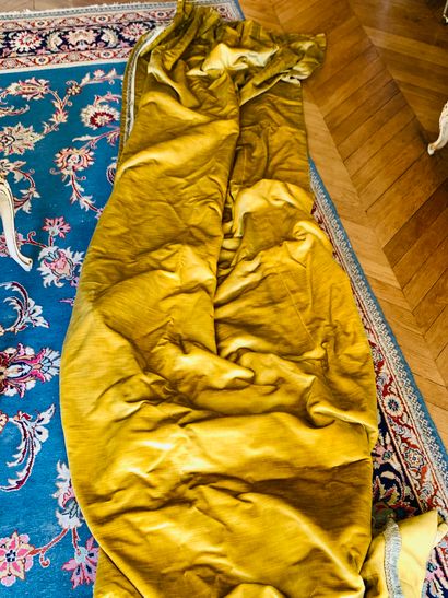 Deux paires de rideaux en velours jaune (taches)

300...