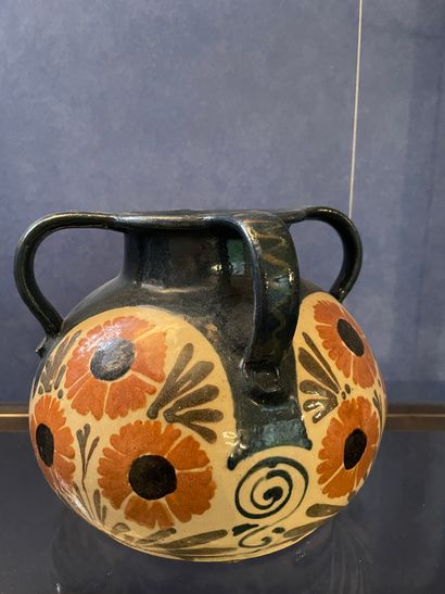 *Vase en terre cuite émaillée à décor de...