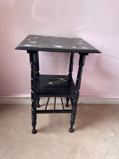 Table de nuit en bois noir à décor de fleurs...
