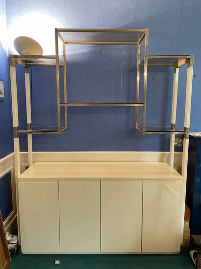*Etagère en métal chromé et laqué blanc ouvrant...