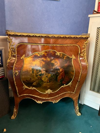 *Commode en bois de placage ouvrant à un...