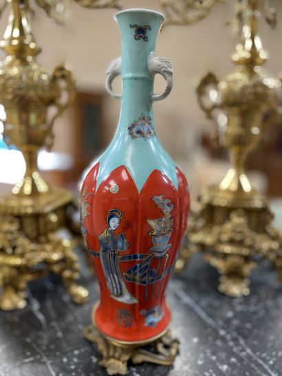 Vase balustre en porcelaine émaillée à décor...
