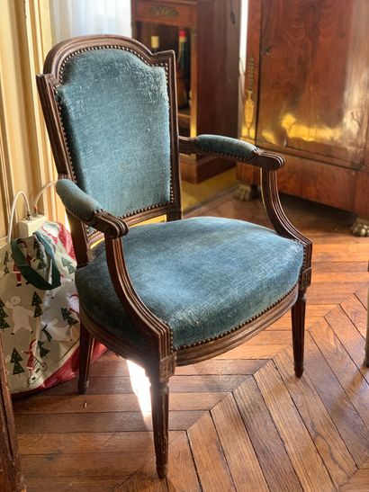 Fauteuil en bois naturel mouluré et sculpté

Époque...