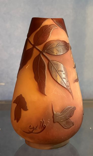 *Vase en verre multicouche rose à décor dégagé...