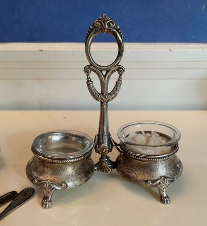 *Paire de salerons tripodes en argent à décor...