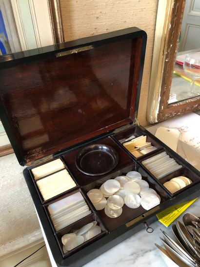 Coffret en bois noirci et filets de laiton...