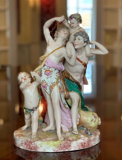 Groupe en porcelaine polychrome représentant...