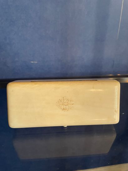 *Boîte rectangulaire en ivoire monogrammée...