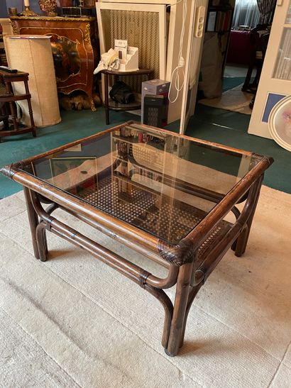 *Une table basse à l'imitation bambou à deux...