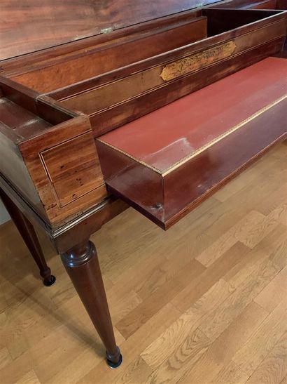 
Piano forte en bois de placage d'acajou...