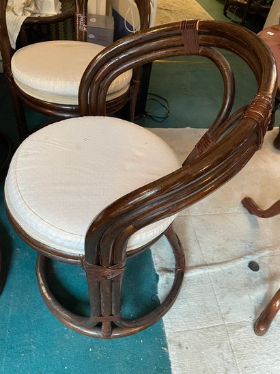 *Quatre chaises imitant le bambou

78 x 53...