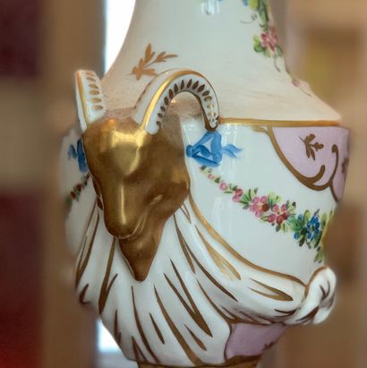 Vase en porcelaine à décor polychrome et...