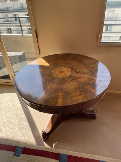 Table guéridon ronde à décor d'une marqueterie,...