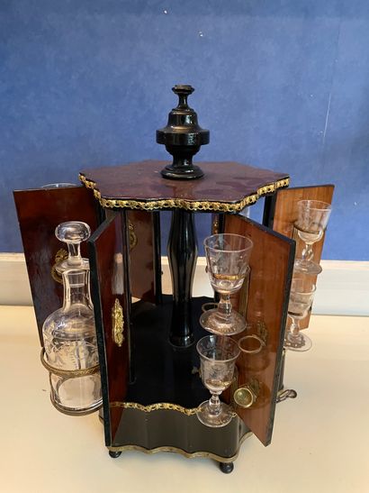 *Cave à liqueurs en acajou et bois noirci...