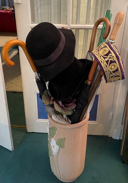 *Lot de parapluies, cannes, chapeaux et porte-parapluie

(*...