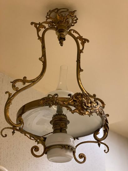 Plafonnier en métal doré à décor de rocailles...
