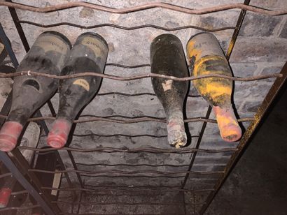 
Quatre bouteilles de vin diverses dont un...