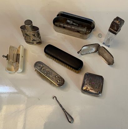 *Lot de boîtes, brosses et flacons en métal,...