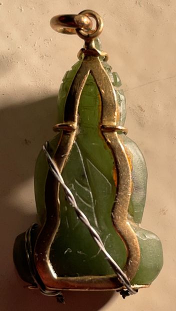 *Bouddha en pierre dure verte monté en or

Poids...