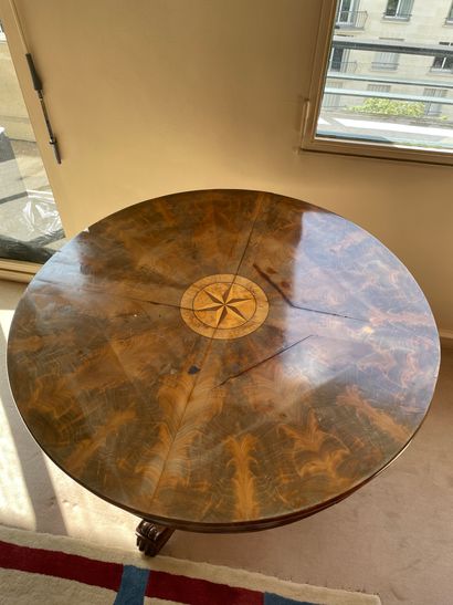 Table guéridon ronde à décor d'une marqueterie,...