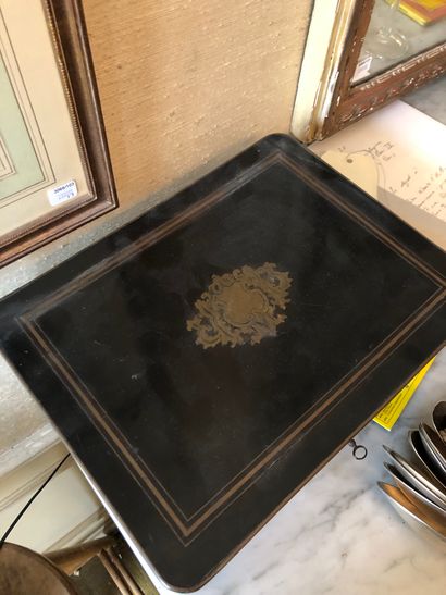 Coffret en bois noirci et filets de laiton...